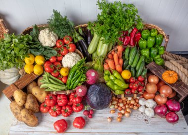 Alışveriş merkezi, manavdaki bölüm. Süpermarkette raflarda sebzeler. Biber, brokoli ve fasulye..