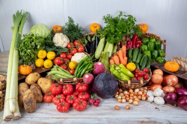 Alışveriş merkezi, manavdaki bölüm. Süpermarkette raflarda sebzeler. Biber, brokoli ve fasulye..