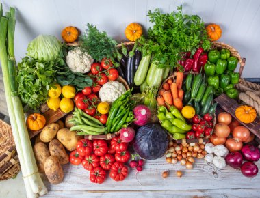 Alışveriş merkezi, manavdaki bölüm. Süpermarkette raflarda sebzeler. Biber, brokoli ve fasulye..