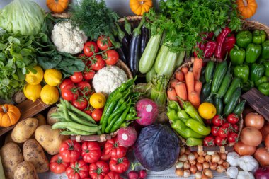 Alışveriş merkezi, manavdaki bölüm. Süpermarkette raflarda sebzeler. Biber, brokoli ve fasulye..