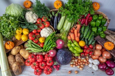 Alışveriş merkezi, manavdaki bölüm. Süpermarkette raflarda sebzeler. Biber, brokoli ve fasulye..