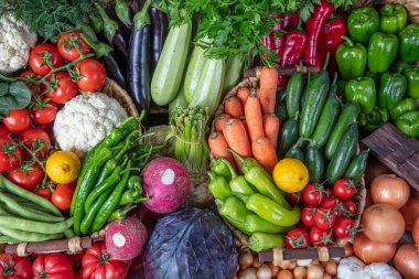 Alışveriş merkezi, manavdaki bölüm. Süpermarkette raflarda sebzeler. Biber, brokoli ve fasulye..