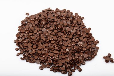 Beyaz arkaplanda izole edilmiş siyah çikolata parçaları yığını.