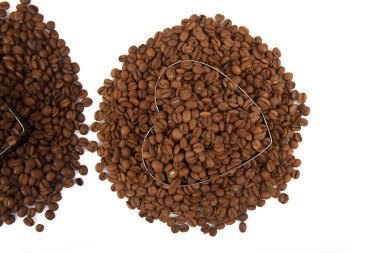 Kahve çekirdeği. Kahve çekirdekleri yüzeye yayılır. Farklı türde kahve yapıyorlar. Kahve Arkaplanı.