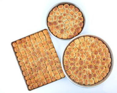 Beyaz zemin üzerinde kıyma (kiymali) bulunan geleneksel Bosna pastanesi-manti borek. Türkçe adı: Bosnak mantisi.