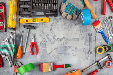 Çalışma ve inşaat aletleri ile ev geliştirme afişi ahşap tezgah üst görüşünde, ortadaki boşluğu kopyala. Enstrümantal el araçları arka planı.