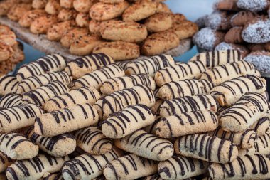 Türk mutfağı, çıtır taze bisküvi. Pastanede kurabiye satışa sunuluyor. (Kahk, bisküvi, minyon dört). Üst görünümü kapat.