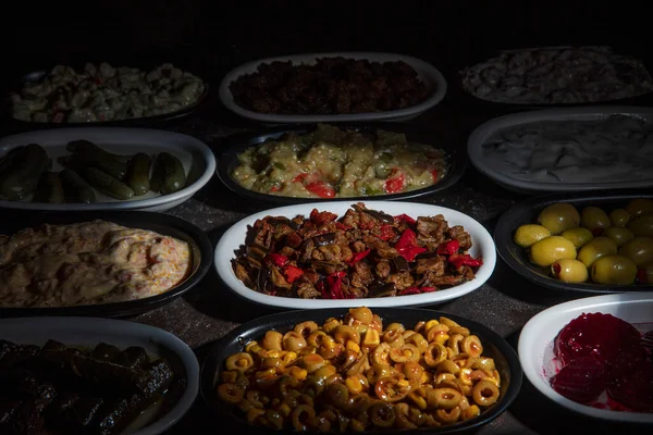 トルコ料理の前菜 伝統的なトルコ料理とギリシャ料理の前菜テーブル — ストック写真