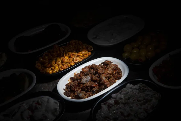 トルコ料理の前菜 伝統的なトルコ料理とギリシャ料理の前菜テーブル — ストック写真