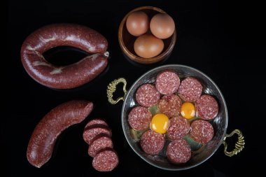 Türk sosisi (sosis) ve yumurta. Sosisli sahanda yumurta, domuz pastırmalı yumurta, omletli sosis..
