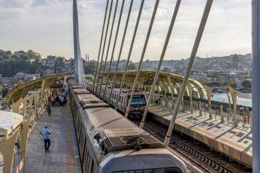 İstanbul Türkiye 24 Eylül 2024, Tramvay ve Golden Horn Metro Köprüsü 'ndeki insanlar. En kalabalıklardan biri olan Halic Tren İstasyonu 'nun manzarası Altın Boynuz' un üzerinde köprü istasyonu olarak yer almaktadır.. 