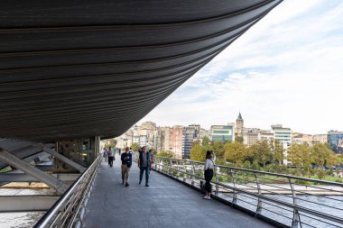 İstanbul Türkiye 24 Eylül 2024, Tramvay ve Golden Horn Metro Köprüsü 'ndeki insanlar. En kalabalıklardan biri olan Halic Tren İstasyonu 'nun manzarası Altın Boynuz' un üzerinde köprü istasyonu olarak yer almaktadır.. 