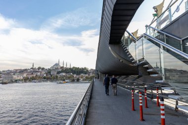 İstanbul Türkiye 24 Eylül 2024, Tramvay ve Golden Horn Metro Köprüsü 'ndeki insanlar. En kalabalıklardan biri olan Halic Tren İstasyonu 'nun manzarası Altın Boynuz' un üzerinde köprü istasyonu olarak yer almaktadır.. 