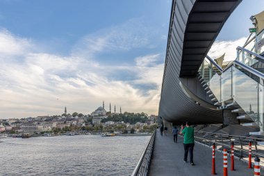 İstanbul Türkiye 24 Eylül 2024, Tramvay ve Golden Horn Metro Köprüsü 'ndeki insanlar. En kalabalıklardan biri olan Halic Tren İstasyonu 'nun manzarası Altın Boynuz' un üzerinde köprü istasyonu olarak yer almaktadır.. 