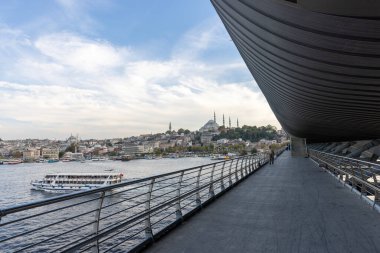 İstanbul Türkiye 24 Eylül 2024, Tramvay ve Golden Horn Metro Köprüsü 'ndeki insanlar. En kalabalıklardan biri olan Halic Tren İstasyonu 'nun manzarası Altın Boynuz' un üzerinde köprü istasyonu olarak yer almaktadır.. 