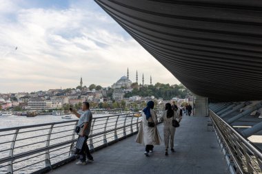 İstanbul Türkiye 24 Eylül 2024, Tramvay ve Golden Horn Metro Köprüsü 'ndeki insanlar. En kalabalıklardan biri olan Halic Tren İstasyonu 'nun manzarası Altın Boynuz' un üzerinde köprü istasyonu olarak yer almaktadır.. 