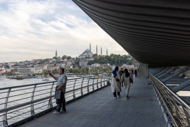 İstanbul Türkiye 24 Eylül 2024, Tramvay ve Golden Horn Metro Köprüsü 'ndeki insanlar. En kalabalıklardan biri olan Halic Tren İstasyonu 'nun manzarası Altın Boynuz' un üzerinde köprü istasyonu olarak yer almaktadır.. 