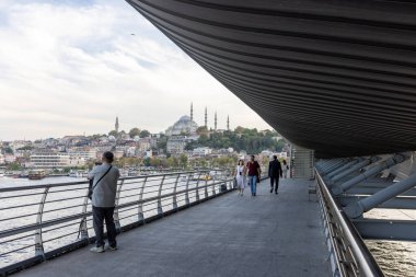 İstanbul Türkiye 24 Eylül 2024, Tramvay ve Golden Horn Metro Köprüsü 'ndeki insanlar. En kalabalıklardan biri olan Halic Tren İstasyonu 'nun manzarası Altın Boynuz' un üzerinde köprü istasyonu olarak yer almaktadır.. 