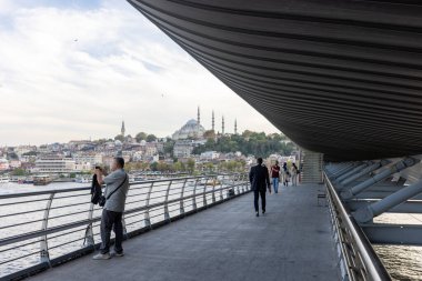 İstanbul Türkiye 24 Eylül 2024, Tramvay ve Golden Horn Metro Köprüsü 'ndeki insanlar. En kalabalıklardan biri olan Halic Tren İstasyonu 'nun manzarası Altın Boynuz' un üzerinde köprü istasyonu olarak yer almaktadır.. 