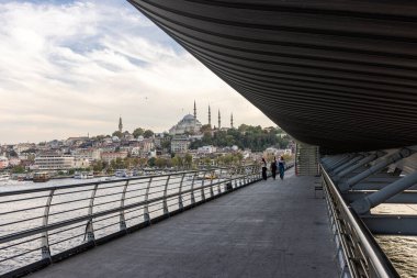 İstanbul Türkiye 24 Eylül 2024, Tramvay ve Golden Horn Metro Köprüsü 'ndeki insanlar. En kalabalıklardan biri olan Halic Tren İstasyonu 'nun manzarası Altın Boynuz' un üzerinde köprü istasyonu olarak yer almaktadır.. 