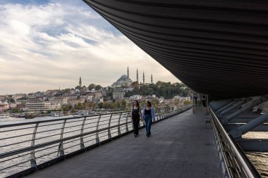 İstanbul Türkiye 24 Eylül 2024, Tramvay ve Golden Horn Metro Köprüsü 'ndeki insanlar. En kalabalıklardan biri olan Halic Tren İstasyonu 'nun manzarası Altın Boynuz' un üzerinde köprü istasyonu olarak yer almaktadır.. 