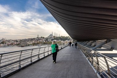 İstanbul Türkiye 24 Eylül 2024, Tramvay ve Golden Horn Metro Köprüsü 'ndeki insanlar. En kalabalıklardan biri olan Halic Tren İstasyonu 'nun manzarası Altın Boynuz' un üzerinde köprü istasyonu olarak yer almaktadır.. 