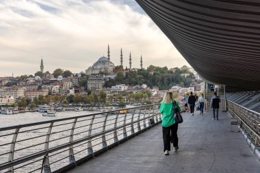 İstanbul Türkiye 24 Eylül 2024, Tramvay ve Golden Horn Metro Köprüsü 'ndeki insanlar. En kalabalıklardan biri olan Halic Tren İstasyonu 'nun manzarası Altın Boynuz' un üzerinde köprü istasyonu olarak yer almaktadır.. 