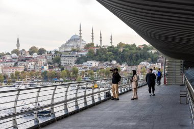 İstanbul Türkiye 24 Eylül 2024, Tramvay ve Golden Horn Metro Köprüsü 'ndeki insanlar. En kalabalıklardan biri olan Halic Tren İstasyonu 'nun manzarası Altın Boynuz' un üzerinde köprü istasyonu olarak yer almaktadır.. 