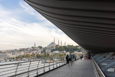 İstanbul Türkiye 24 Eylül 2024, Tramvay ve Golden Horn Metro Köprüsü 'ndeki insanlar. En kalabalıklardan biri olan Halic Tren İstasyonu 'nun manzarası Altın Boynuz' un üzerinde köprü istasyonu olarak yer almaktadır.. 