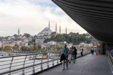 İstanbul Türkiye 24 Eylül 2024, Tramvay ve Golden Horn Metro Köprüsü 'ndeki insanlar. En kalabalıklardan biri olan Halic Tren İstasyonu 'nun manzarası Altın Boynuz' un üzerinde köprü istasyonu olarak yer almaktadır.. 