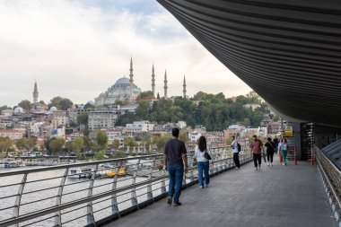 İstanbul Türkiye 24 Eylül 2024, Tramvay ve Golden Horn Metro Köprüsü 'ndeki insanlar. En kalabalıklardan biri olan Halic Tren İstasyonu 'nun manzarası Altın Boynuz' un üzerinde köprü istasyonu olarak yer almaktadır.. 