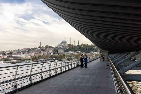 İstanbul Türkiye 24 Eylül 2024, Tramvay ve Golden Horn Metro Köprüsü 'ndeki insanlar. En kalabalıklardan biri olan Halic Tren İstasyonu 'nun manzarası Altın Boynuz' un üzerinde köprü istasyonu olarak yer almaktadır.. 
