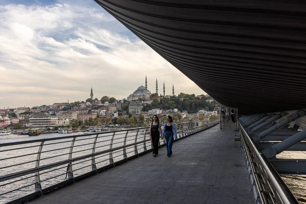 İstanbul Türkiye 24 Eylül 2024, Tramvay ve Golden Horn Metro Köprüsü 'ndeki insanlar. En kalabalıklardan biri olan Halic Tren İstasyonu 'nun manzarası Altın Boynuz' un üzerinde köprü istasyonu olarak yer almaktadır.. 
