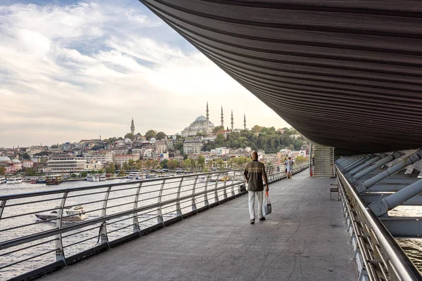 İstanbul Türkiye 24 Eylül 2024, Tramvay ve Golden Horn Metro Köprüsü 'ndeki insanlar. En kalabalıklardan biri olan Halic Tren İstasyonu 'nun manzarası Altın Boynuz' un üzerinde köprü istasyonu olarak yer almaktadır.. 