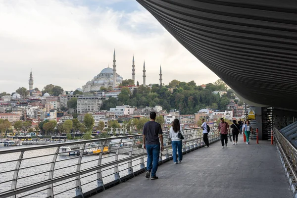 İstanbul Türkiye 24 Eylül 2024, Tramvay ve Golden Horn Metro Köprüsü 'ndeki insanlar. En kalabalıklardan biri olan Halic Tren İstasyonu 'nun manzarası Altın Boynuz' un üzerinde köprü istasyonu olarak yer almaktadır.. 