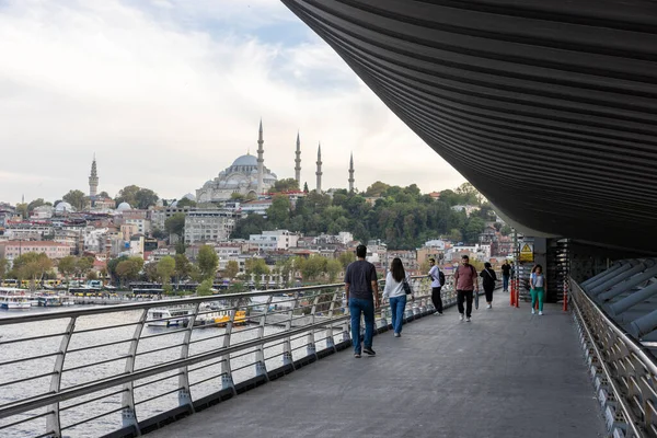 İstanbul Türkiye 24 Eylül 2024, Tramvay ve Golden Horn Metro Köprüsü 'ndeki insanlar. En kalabalıklardan biri olan Halic Tren İstasyonu 'nun manzarası Altın Boynuz' un üzerinde köprü istasyonu olarak yer almaktadır.. 