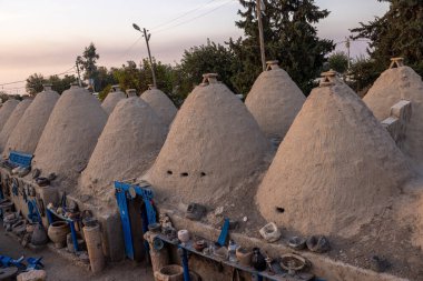 Harran, Şanlıurfa, Türkiye Harran 'ın geleneksel konik evlerinin manzarası. Bu tipik bir Harran evinin fotoğrafı. Evler çamurdan yapılmıştır. Konik çatılar Harran bölgesi için özeldir..