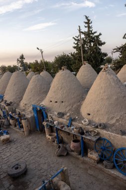 Harran, Şanlıurfa, Türkiye Harran 'ın geleneksel konik evlerinin manzarası. Bu tipik bir Harran evinin fotoğrafı. Evler çamurdan yapılmıştır. Konik çatılar Harran bölgesi için özeldir..