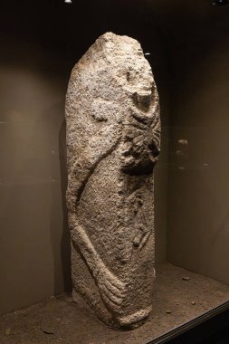 Şanlıurfa Türkiye 7 Kasım 2025; Sırtında leopar desenli 3 boyutlu bir insan heykeli, Karahantepe 'de kazılmış ve Şanlıurfa Arkeoloji Müzesi' nde sergilenmiştir. Şanlıurfa, Türkiye.