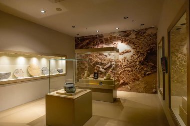 Şanlıurfa Türkiye 7 Kasım 2025; Sırtında leopar desenli 3 boyutlu bir insan heykeli, Karahantepe 'de kazılmış ve Şanlıurfa Arkeoloji Müzesi' nde sergilenmiştir. Şanlıurfa, Türkiye.