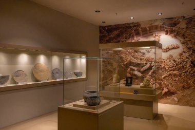 Şanlıurfa Türkiye 7 Kasım 2025; Sırtında leopar desenli 3 boyutlu bir insan heykeli, Karahantepe 'de kazılmış ve Şanlıurfa Arkeoloji Müzesi' nde sergilenmiştir. Şanlıurfa, Türkiye.