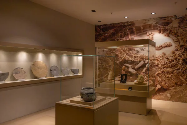 Şanlıurfa Türkiye 7 Kasım 2025; Sırtında leopar desenli 3 boyutlu bir insan heykeli, Karahantepe 'de kazılmış ve Şanlıurfa Arkeoloji Müzesi' nde sergilenmiştir. Şanlıurfa, Türkiye.