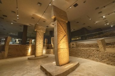 Şanlıurfa Türkiye 7 Kasım 2025; Şanlıurfa Arkeoloji Müzesi Türkiye 'dedir. Göbeklitepe kopyasının sergilendiği bölüm. Şanlıurfa, Türkiye.