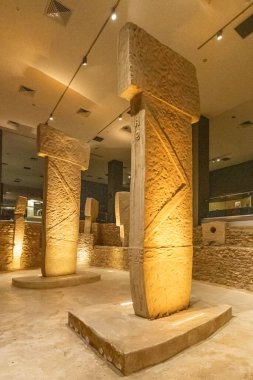 Şanlıurfa Türkiye 7 Kasım 2025; Şanlıurfa Arkeoloji Müzesi Türkiye 'dedir. Göbeklitepe kopyasının sergilendiği bölüm. Şanlıurfa, Türkiye.