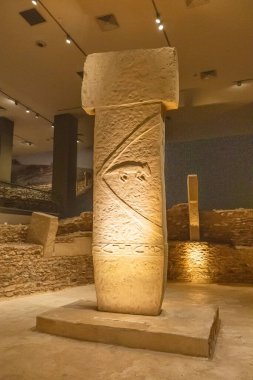 Şanlıurfa Türkiye 7 Kasım 2025; Şanlıurfa Arkeoloji Müzesi Türkiye 'dedir. Göbeklitepe kopyasının sergilendiği bölüm. Şanlıurfa, Türkiye.