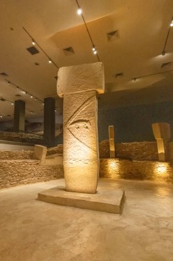 Şanlıurfa Türkiye 7 Kasım 2025; Şanlıurfa Arkeoloji Müzesi Türkiye 'dedir. Göbeklitepe kopyasının sergilendiği bölüm. Şanlıurfa, Türkiye.