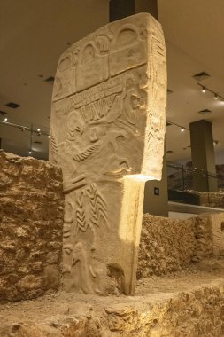 Şanlıurfa Türkiye 7 Kasım 2025; Şanlıurfa Arkeoloji Müzesi Türkiye 'dedir. Göbeklitepe kopyasının sergilendiği bölüm. Şanlıurfa, Türkiye.