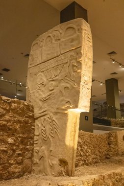 Şanlıurfa Türkiye 7 Kasım 2025; Şanlıurfa Arkeoloji Müzesi Türkiye 'dedir. Göbeklitepe kopyasının sergilendiği bölüm. Şanlıurfa, Türkiye.