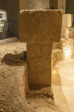 Şanlıurfa Türkiye 7 Kasım 2025; Şanlıurfa Arkeoloji Müzesi Türkiye 'dedir. Göbeklitepe kopyasının sergilendiği bölüm. Şanlıurfa, Türkiye.