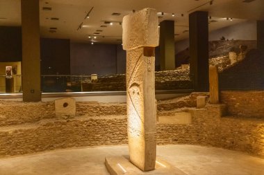Şanlıurfa Türkiye 7 Kasım 2025; Şanlıurfa Arkeoloji Müzesi Türkiye 'dedir. Göbeklitepe kopyasının sergilendiği bölüm. Şanlıurfa, Türkiye.